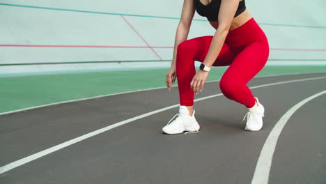 Mujer-Deportiva-Atando-Zapatillas-Para-Hacer-Ejercicio-En-La-Pista.-Corredora-De-Mujer-Atando-Zapatos