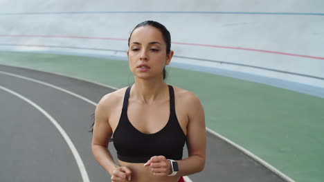 Mujer-Corredora-Corriendo-En-La-Pista-Deportiva-En-El-Estadio.-Mujer-Deportiva-Corriendo