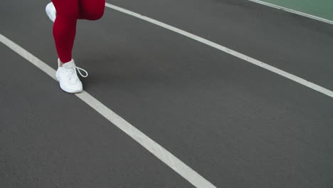 Nahaufnahme-Der-Beine-Einer-Sportlerin,-Die-Im-Stadion-Läuft.-Frauenfüße-Laufen-In-Schuhen