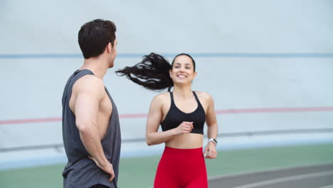 Mujer-Femenina-Corriendo-En-Pista-De-Atletismo.-Entrenador-Hombre-Entrenando-A-Mujer-En-El-Estadio