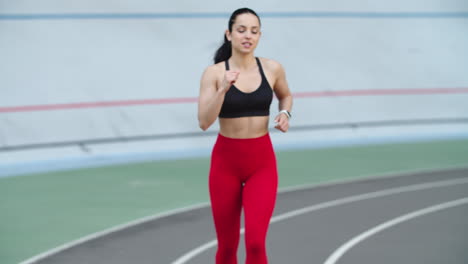 Frau-Trainiert-In-Sportbekleidung-Auf-Der-Leichtathletikbahn.-Müdes-Fitness-Mädchen-Läuft