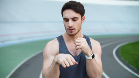 Hombre-Deportivo-Estirando-Los-Brazos-Antes-Del-Entrenamiento.-Hombre-Haciendo-Ejercicio-En-El-Estadio-De-Atletismo