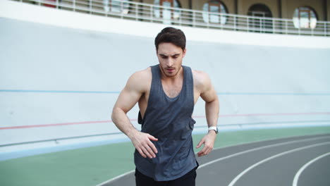 Corredor-Masculino-Corriendo-En-Pista-Moderna.-Hombre-Deportivo-Corriendo-En-La-Pista-De-Carreras