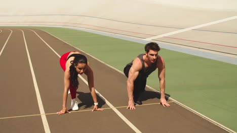 Fitness-Paar-Trainiert-Gemeinsam-Im-Stadion.-Sportpaar-Läuft-Zusammen