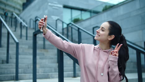 Primer-Plano-Mujer-Sonriente-Posando-Para-Foto-Selfie-Al-Aire-Libre.-Mujer-Joven-Tocando-El-Cabello