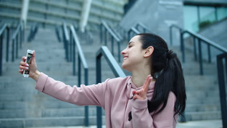 Glückliche-Frau,-Die-Draußen-Ein-Foto-Auf-Dem-Smartphone-Macht.-Sportliche-Frau-Macht-Selfie-Foto