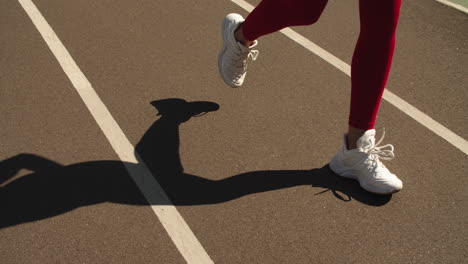 Pies-Femeninos-De-Primer-Plano-Corriendo-En-La-Pista-Del-Estadio.-Mujer-Corredora-Corriendo-En-La-Pista