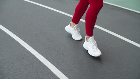 Cerca-De-Los-Pies-De-Una-Corredora-Corriendo-En-El-Estadio-Deportivo.-Pies-Femeninos-Corriendo