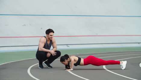 Pareja-Entrenando-Juntos-En-La-Pista.-Hombre-Y-Mujer-Calentando-En-El-Estadio