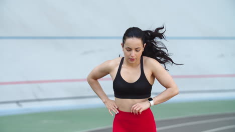 Mujer-Deportiva-Cansada-Corriendo-En-La-Pista-De-Carreras.-Retrato-De-Mujer-Agotada-Corriendo