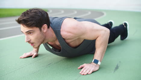 Hombre-Deportivo-Haciendo-Ejercicio-De-Empuje-En-El-Estadio.-Hombre-Fitness-Haciendo-Ejercicio-De-Flexiones