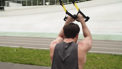 Aktiver-Kerl,-Der-Mit-Einem-Fitnessseil-Trainiert.-Mann-Trainiert-Im-Freien-Im-Sportstadion