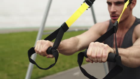 Nahaufnahme-Eines-Mannes,-Der-Mit-Einem-Trx-Fitnessseil-Trainiert.-Kerltraining-Mit-Tragseil