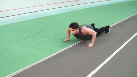 Hombre-De-Fitness-Haciendo-Flexiones-En-Cámara-Lenta-En-El-Estadio-Al-Aire-Libre