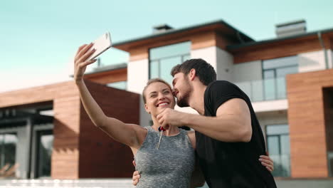 Schönes-Paar,-Das-Ein-Selfie-Mit-Hausschlüsseln-Vor-Der-Residenz-Macht.