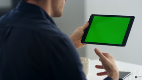 Nahaufnahme-Eines-Geschäftsmannes,-Der-Einen-Videoanruf-Auf-Einem-Green-Screen-Tablet-Tätigt.