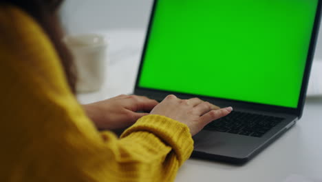 Nahaufnahme-Einer-Geschäftsfrau,-Die-An-Einem-Laptop-Mit-Grünem-Bildschirm-Arbeitet.