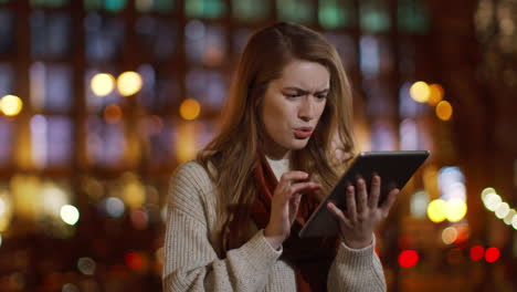 Shocked-girl-reading-email-tablet-outdoor.-Irritable-girl-looking-tablet-screen