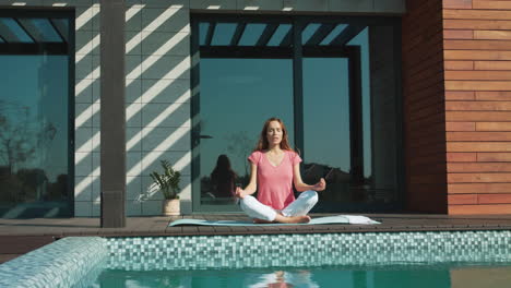 Entspannte-Frau-Meditiert-Am-Pool.-Junge-Dame-Macht-Yoga-Übungen.