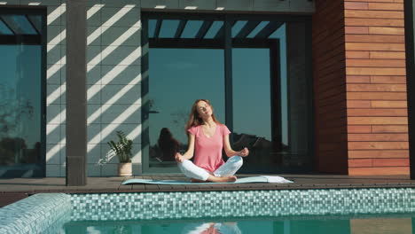 Geschäftsfrau-Meditiert-Am-Pool.-Entspannte-Frau,-Die-Yoga-Übungen-Macht.