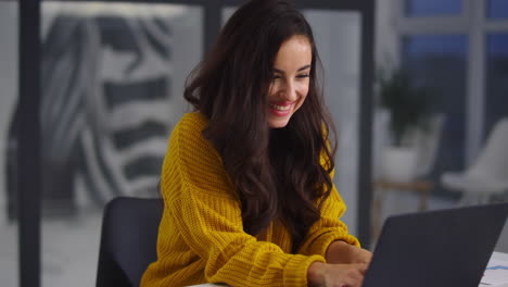 Surprised-woman-looking-computer-screen.-Cheerful-girl-chatting-on-laptop