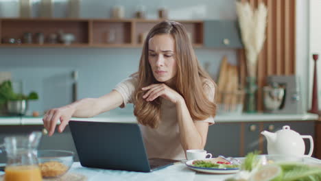Businesswoman-using-laptop-at-home-office.-Woman-working-on-laptop-at-workplace
