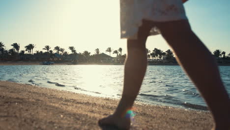 Frauenbeine-Machen-Schritte-Am-Sonnigen-Strand.-Unerkennbares-Mädchen,-Das-Am-Meer-Spaziert.