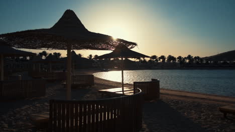 Wunderschöne-Landschaft-Durch-Rohrschirme-Am-Strand-Des-Resorts-Bei-Sonnenuntergang.
