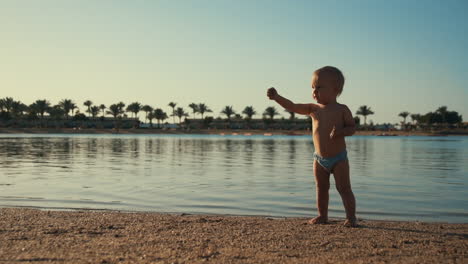 Adorable-Bebé-Disfrutando-De-Unas-Vacaciones-En-La-Playa.-Niño-Activo-Jugando-En-La-Costa.