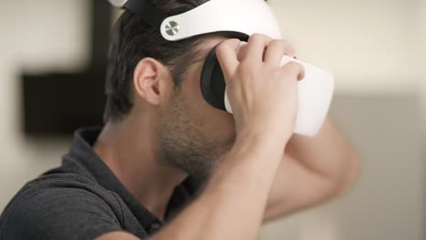 Ernsthafter-Mann,-Der-Zu-Hause-Eine-Virtuelle-Schutzbrille-Aufstellt.-Nahaufnahme-Des-Gesichts-Eines-Mannes-In-VR.