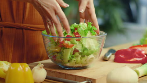 Frau-Mischt-Gemüse-In-Einer-Salatschüssel.-Mädchen-Bereitet-Frischen-Salat-Zu.