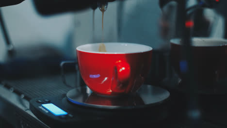 El-Café-Se-Vierte-De-La-Máquina-De-Café-A-La-Taza.-Vertiendo-Caffe-Americano-Stream