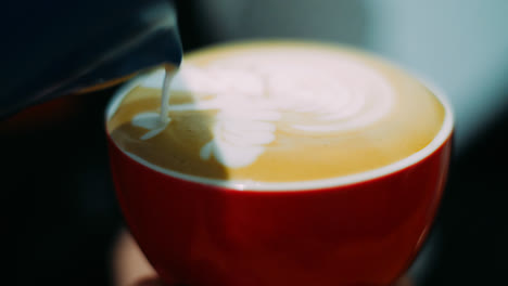 Professioneller-Barista-Gießt-Milch-In-Die-Kaffeetasse-Und-Macht-Ein-Schönes-Latte-Muster