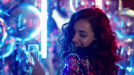 Chica-Atractiva-Bailando-Con-Alcohol-En-El-Club.-Mujer-Celebrando-En-La-Fiesta-Disco