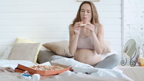 Glückliche-Schwangere-Mutter,-Die-Im-Bett-Pizza-Isst.-Bauchmutter,-Die-Italienisches-Essen-Genießt