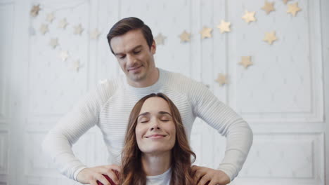 Lächelndes-Paar-Entspannt-Sich-Bei-Einer-Massage-Im-Weihnachtlich-Dekorierten-Zimmer.