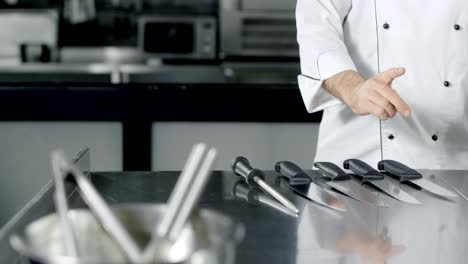 Koch-Wählt-Messer-Zum-Kochen-In-Der-Küche.-Nahaufnahme-Von-Mannhänden,-Die-Sich-Auf-Das-Kochen-Vorbereiten.
