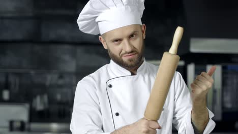 Hombre-Chef-Posando-Con-Rodillo-En-La-Cocina.-Chef-Preparándose-Para-Cocinar-En-La-Cocina.