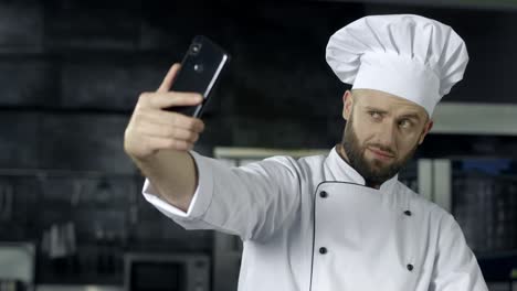 Koch-Macht-Foto-In-Der-Küche.-Porträt-Eines-Kochs,-Der-Ein-Selfie-Mit-Dem-Mobiltelefon-Macht.