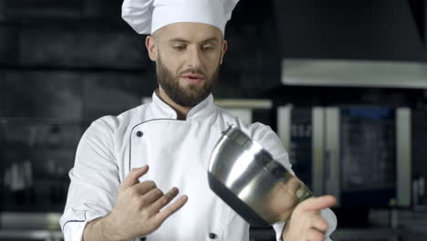Chef-Jugando-Con-Un-Tazón.-Chef-Hombre-Preparándose-Para-Cocinar-En-La-Cocina-Profesional.