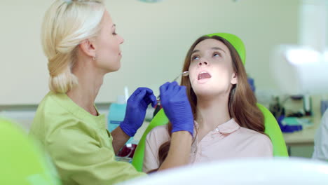 Chequeo-Dental-Regular-En-El-Consultorio-Del-Dentista.-Mujer-Feliz-En-El-Sillón-Dental