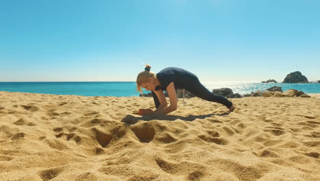 Attraktive-Frau-Macht-Yoga-Übungen-Im-Freien-An-Einem-Sonnigen-Tag