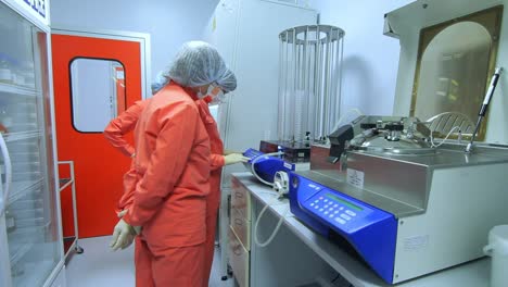 Los-Trabajadores-De-La-Fabricación-De-Productos-Farmacéuticos-Comprueban-El-Equipo-De-La-Fábrica.