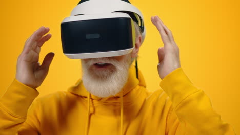 Älterer-Mann,-Der-Drinnen-Eine-Virtuelle-Brille-Ausprobiert.-Alter-Mann,-Der-Drinnen-Ein-VR-Gerät-Anlegt.