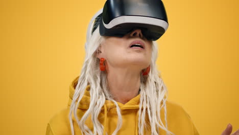 Surprised-senior-woman-watching-3d-film-in-vr-glasses.-Old-lady-playing-indoors.