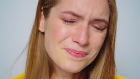 Nahaufnahme-Einer-Weinenden-Frau,-Die-Mit-Trauriger-Stimmung-Auf-Grauem-Hintergrund-Im-Studio-Posiert.