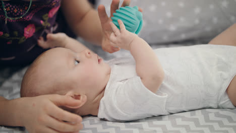 Lindo-Bebé-Sosteniendo-Un-Juguete-Azul.-Desarrollo-Del-Niño-Recién-Nacido.-Encantador-Mundo-De-Estudio-Infantil