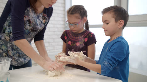 Kleiner-Koch-Kocht-Teig-Mit-Mama.-Kinder-Kochen-Teig-Mit-Mama