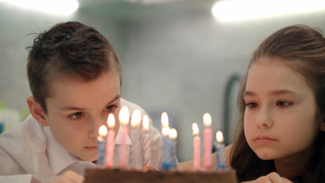 Pastel-De-Cumpleaños-De-Hermanos.-Niño-Y-Niña-Celebrando-Cumpleaños-Juntos