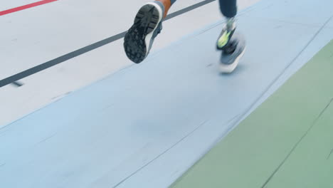 Behinderte-Frauenbeine-Laufen-Auf-Leichtathletikbahn.-Sportlerin-Joggt-Im-Freien